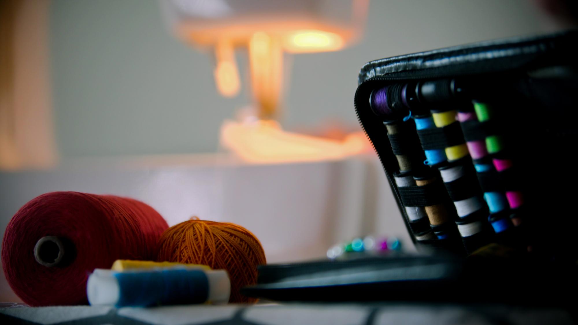 interno atelier con macchina da ricamo e monitor